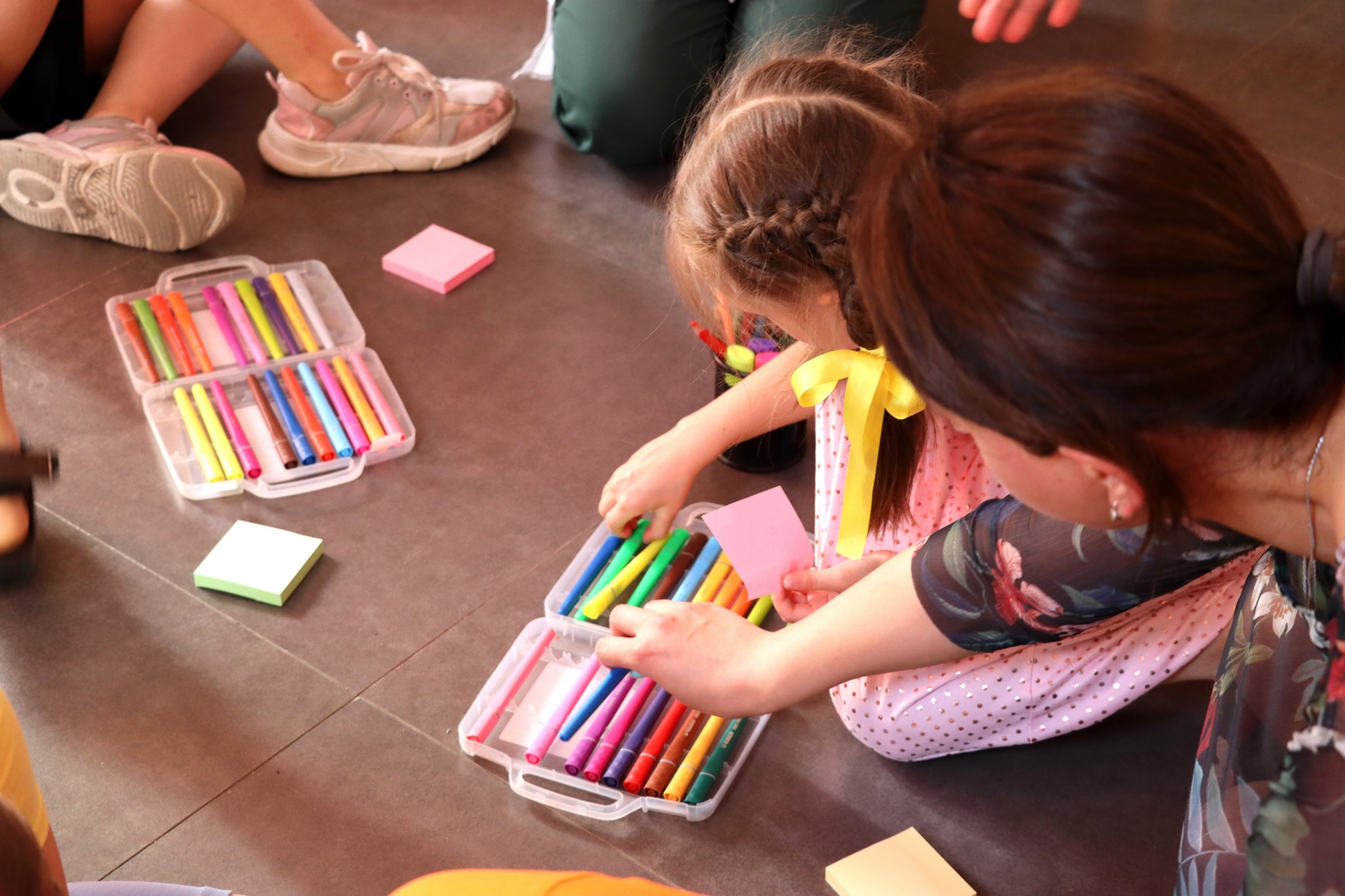 Play and art-therapy sessions to Ukrainian children
