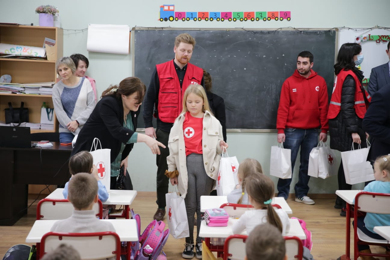 The Georgia Red Cross Society gave New Year's gifts to 600 Ukrainian children and teachers